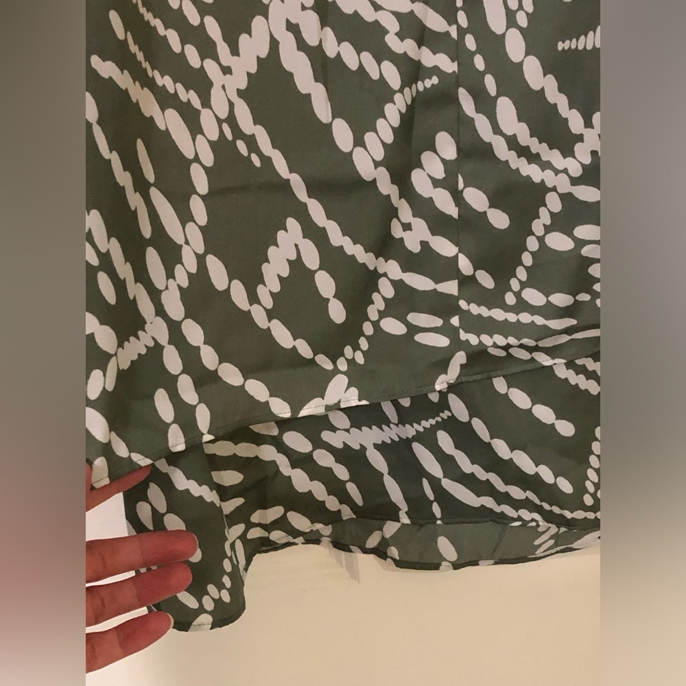 2/$30 Chico’s Green Ivory Keyhole Blouse 3/4 Sleeve Abstract Print Tunic Sz 1 - Picture 12 of 14